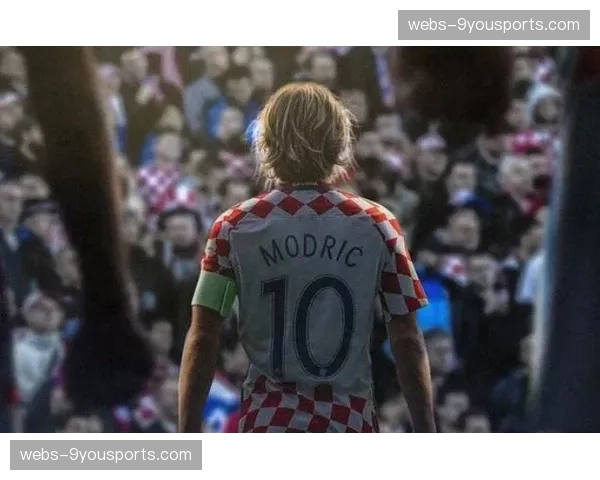终场哨响，克罗地亚老将莫德里奇跪地掩面，欧冠征程终结情感流露