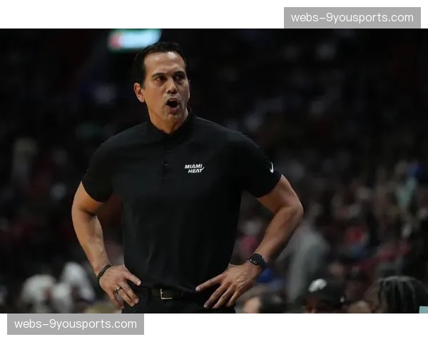 镜头捕捉：热火主帅斯波尔斯特拉在一次暂停中手绘“西班牙挡拆”战术示意图