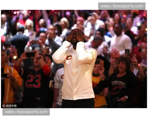 特写镜头:勒沃库森老将塔赛后激动落泪,坦言从未想过能触碰冠军 特写镜头:勒沃库森老将塔赛后激动落泪,坦言从未想过能触碰冠军